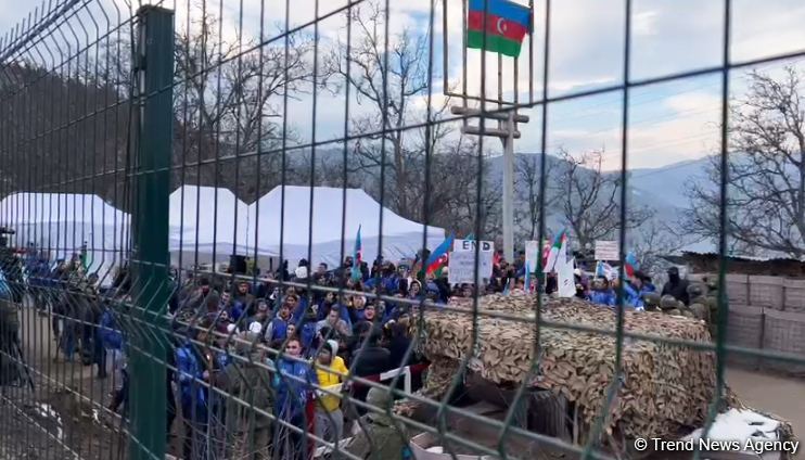 Участники акции протеста в зоне временного размещения миротворцев исполнили "Солдатский марш" (ВИДЕО)