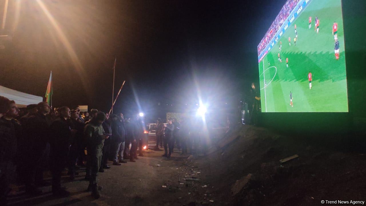 Aksiya iştirakçıları və sülhməramlılar dünya çempionatının oyununu birlikdə izləyir (FOTO/VİDEO)