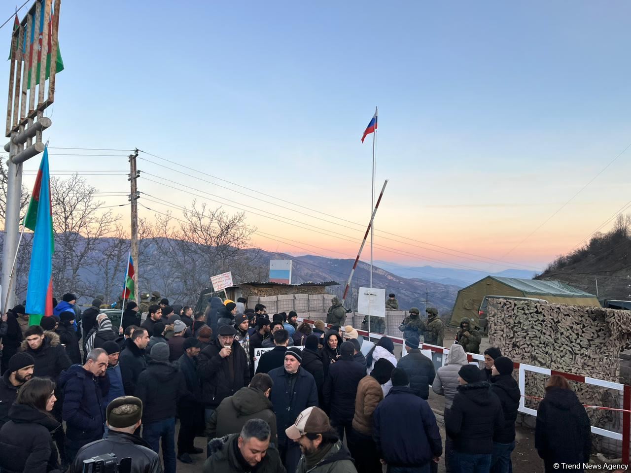 Rusiya sülhməramlılarının müvəqqəti yerləşdirildiyi zonada etiraz aksiyasının üçüncü günü (FOTO)