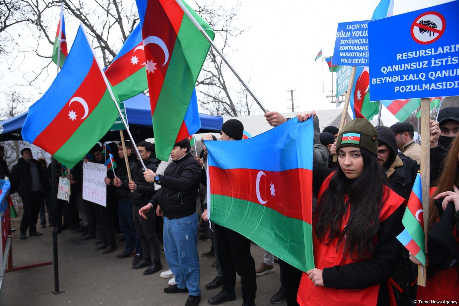 Фотокадры с мирной акции азербайджанцев в зоне временной ответственности миротворцев (ФОТО)
