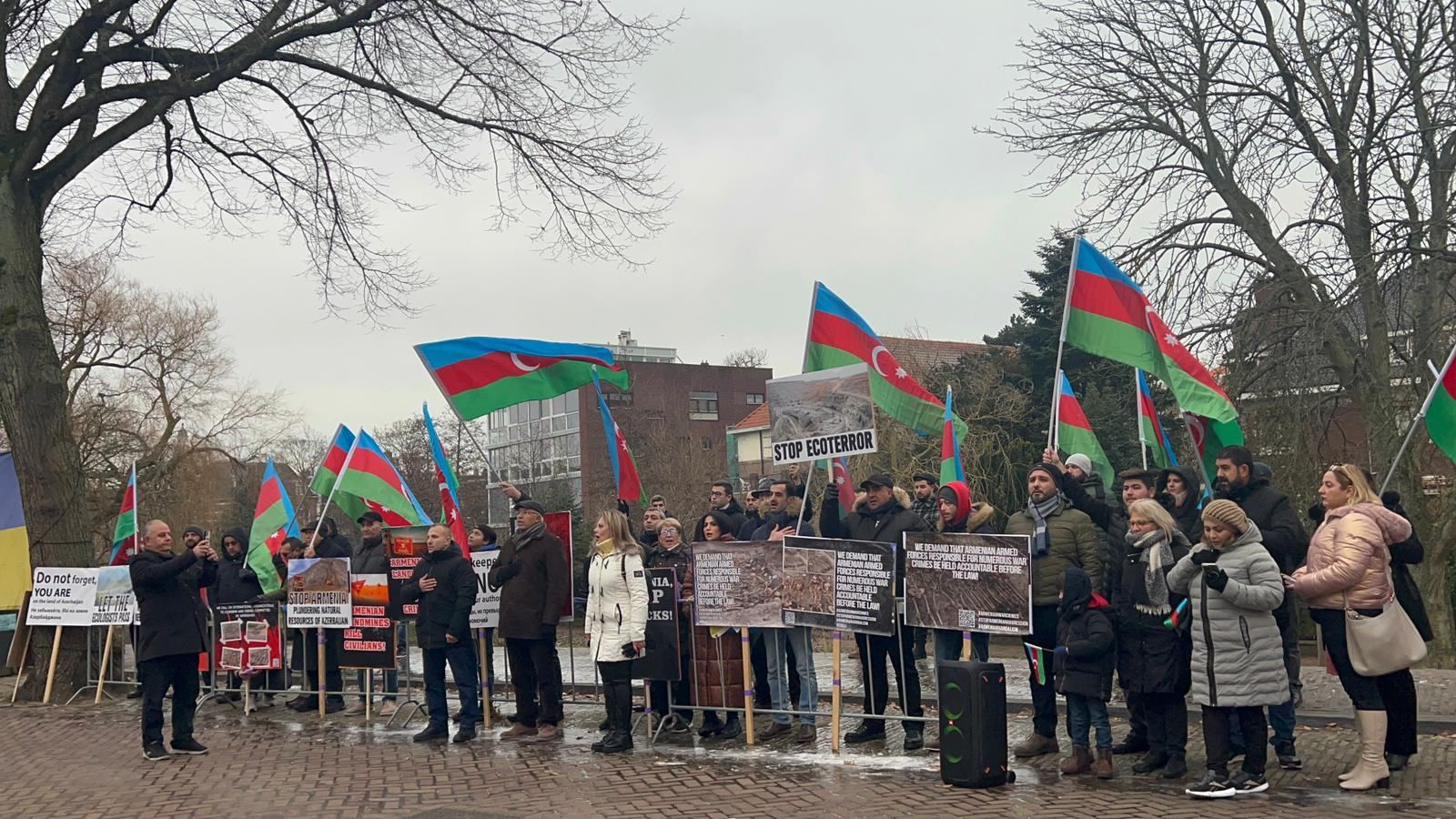 Азербайджанцы провели акцию и шествие в Гааге против армянского экотерроризма (ФОТО/ВИДЕО)