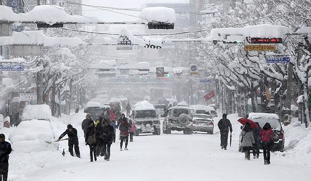 Heavy snow causes flight cancellations, road accidents in South Korea