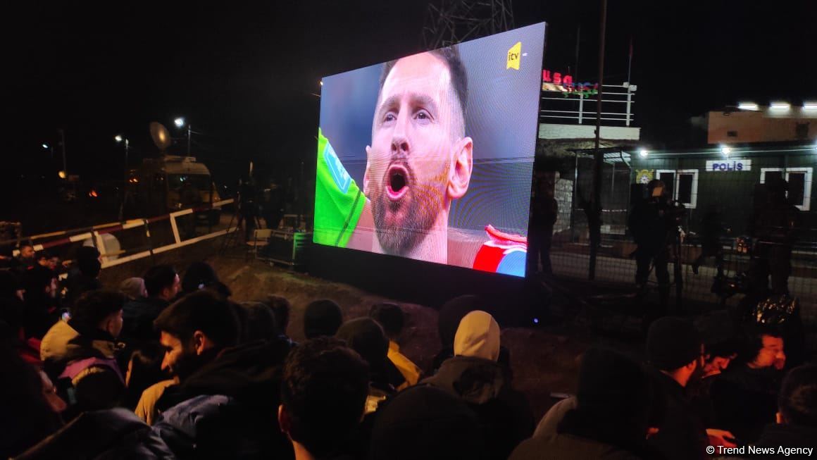Azerbaijani protesters on Lachin road, Russian peacekeepers watch Argentina-France football match together (PHOTO/VIDEO)