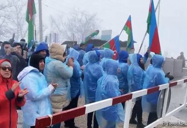 Peaceful protesters on Lachin road extend support to Azerbaijani soldiers (VIDEO)