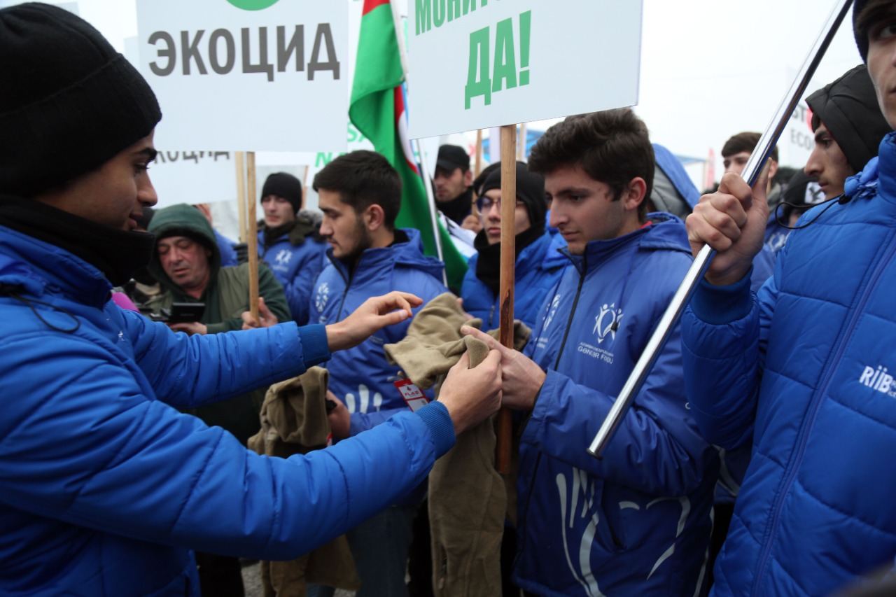 RİİB könüllüləri tərəfindən aksiya iştirakçılarına isti geyimlər paylanılıb (FOTO)
