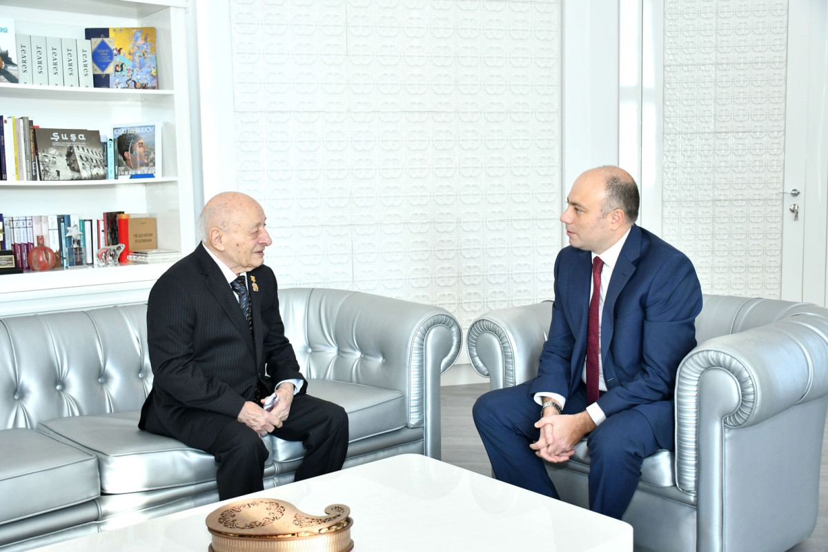 Министр культуры встретился с народным художником Омаром Эльдаровым
