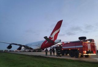 Qantas Airways plane makes emergency landing at Heydar Aliyev International Airport (PHOTO)
