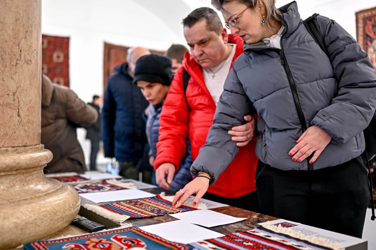 Азербайджанские ковры вызвали восхищение в Румынии (ФОТО)