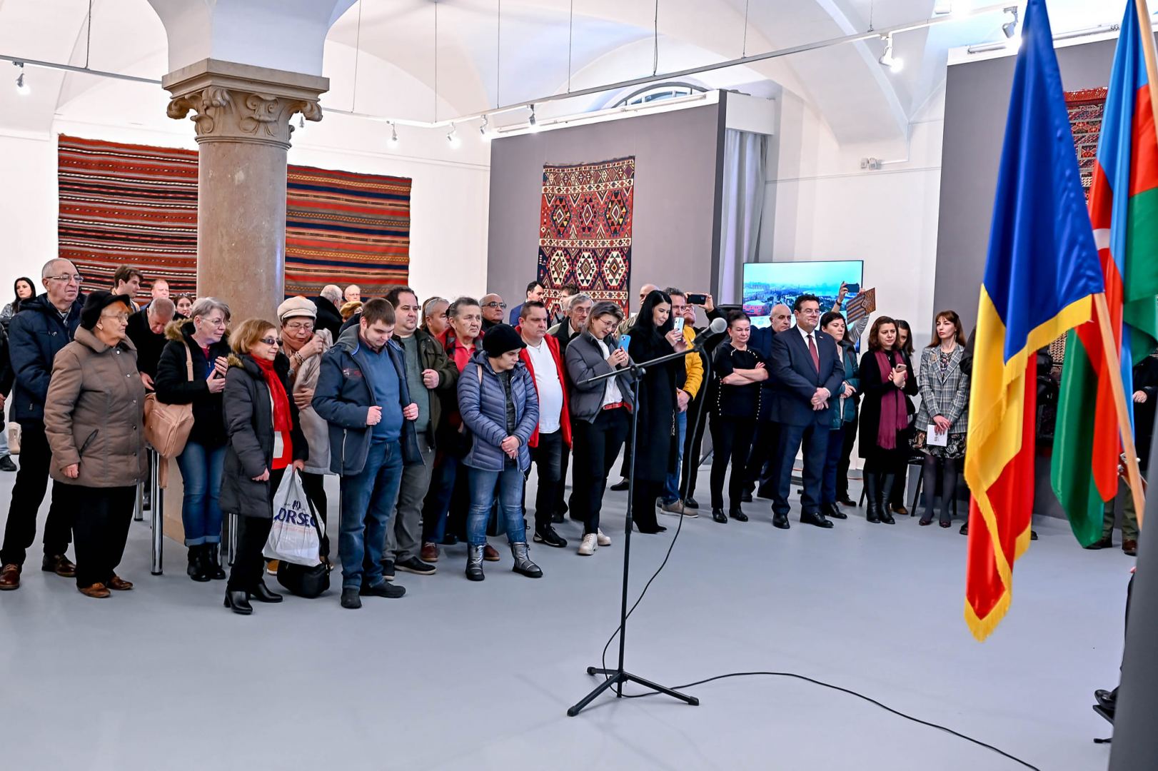 Азербайджанские ковры вызвали восхищение в Румынии (ФОТО)