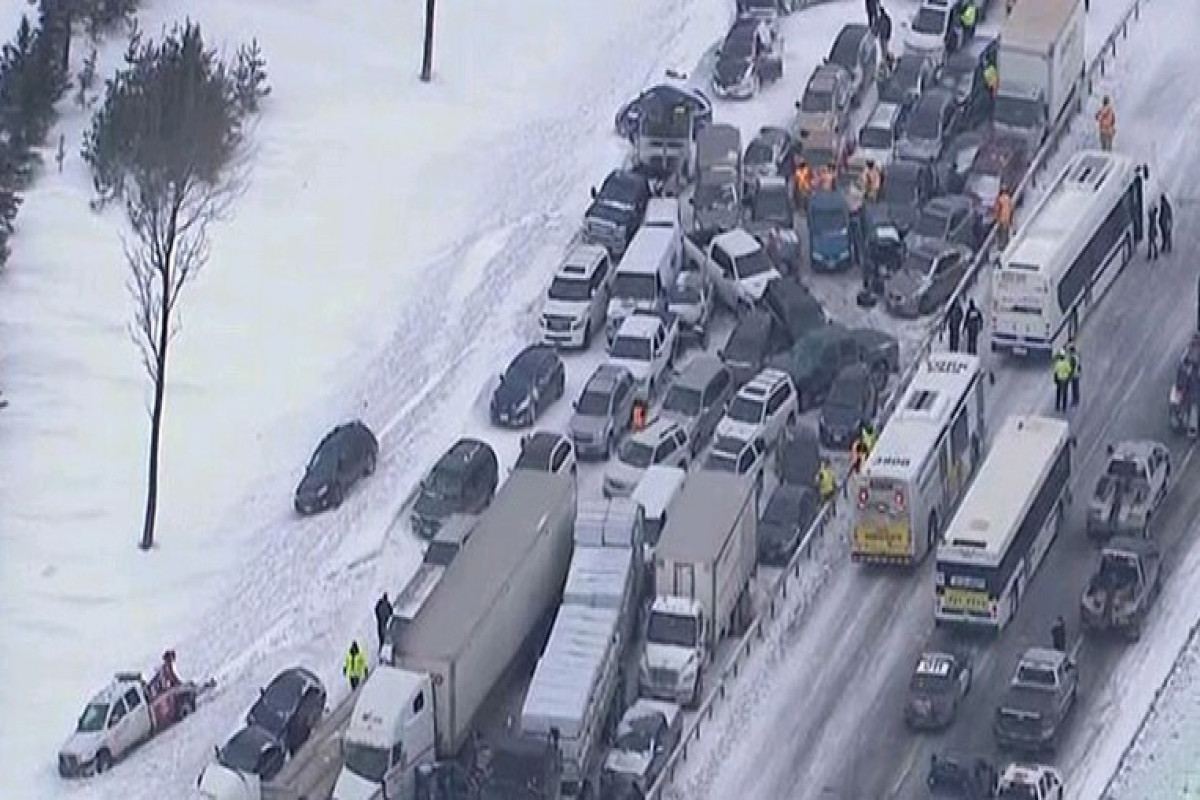 В Канаде из-за снегопада на Трансканадском шоссе попали в аварии до 100 автомобилей