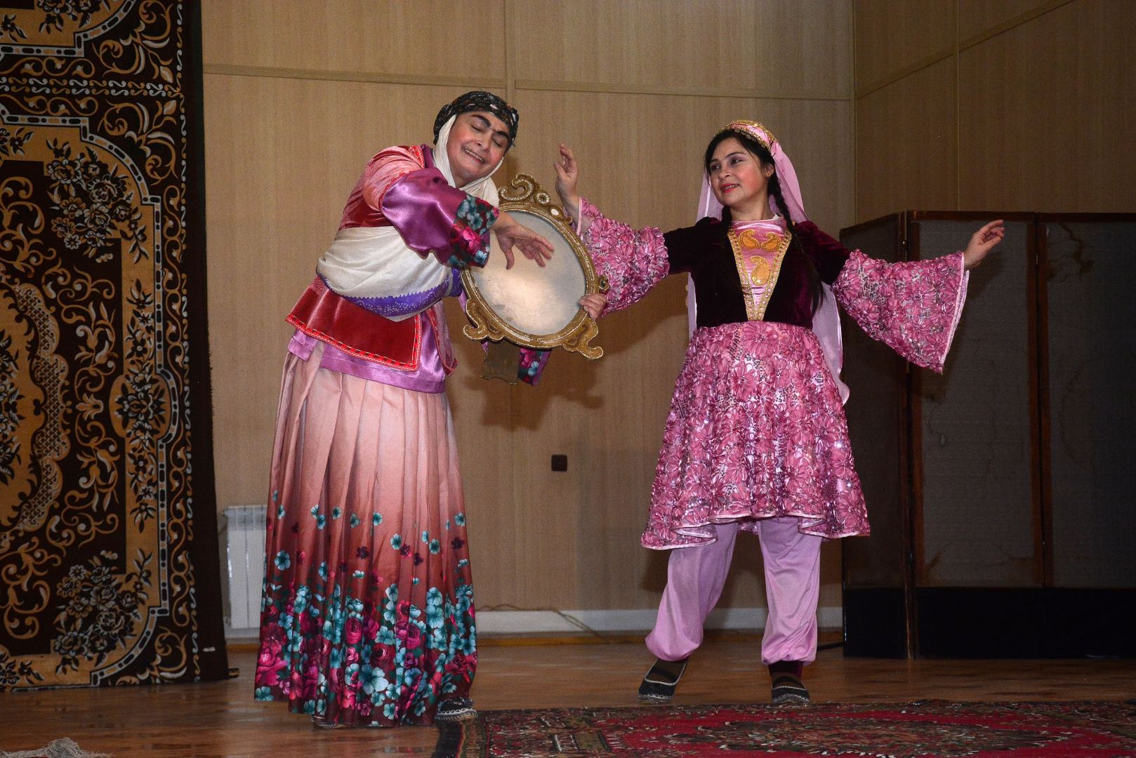 Актеры азербайджанского театра выступили в N-ской воинской части (ФОТО)