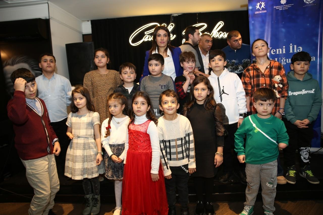 В Баку представлена шоу-программа "В Новый год с новыми успехами" (ФОТО)