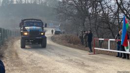 Vehicles of Russian peacekeepers keep passing along Azerbaijan's Lachin-Khankandi road (PHOTO)