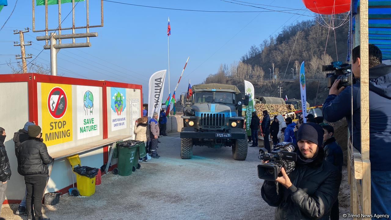 More supply vehicles of Russian peacekeepers pass along Azerbaijan's Lachin road (PHOTO)