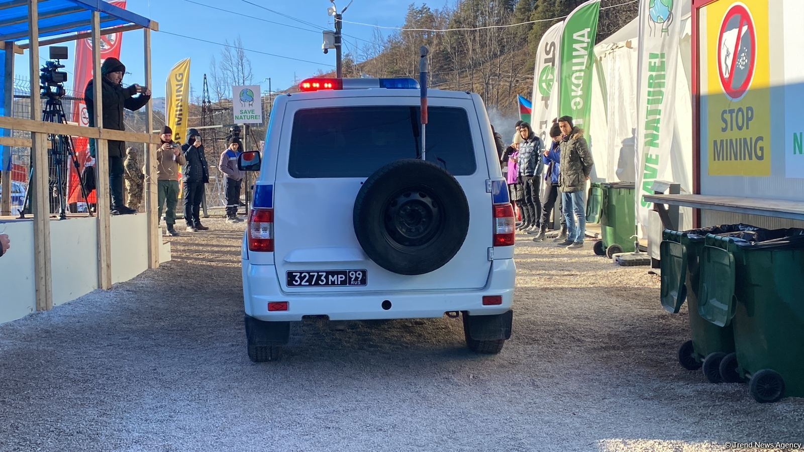 Another vehicle of Russian peacekeepers passes freely along Azerbaijan's Lachin-Khankandi road (PHOTO/VIDEO)