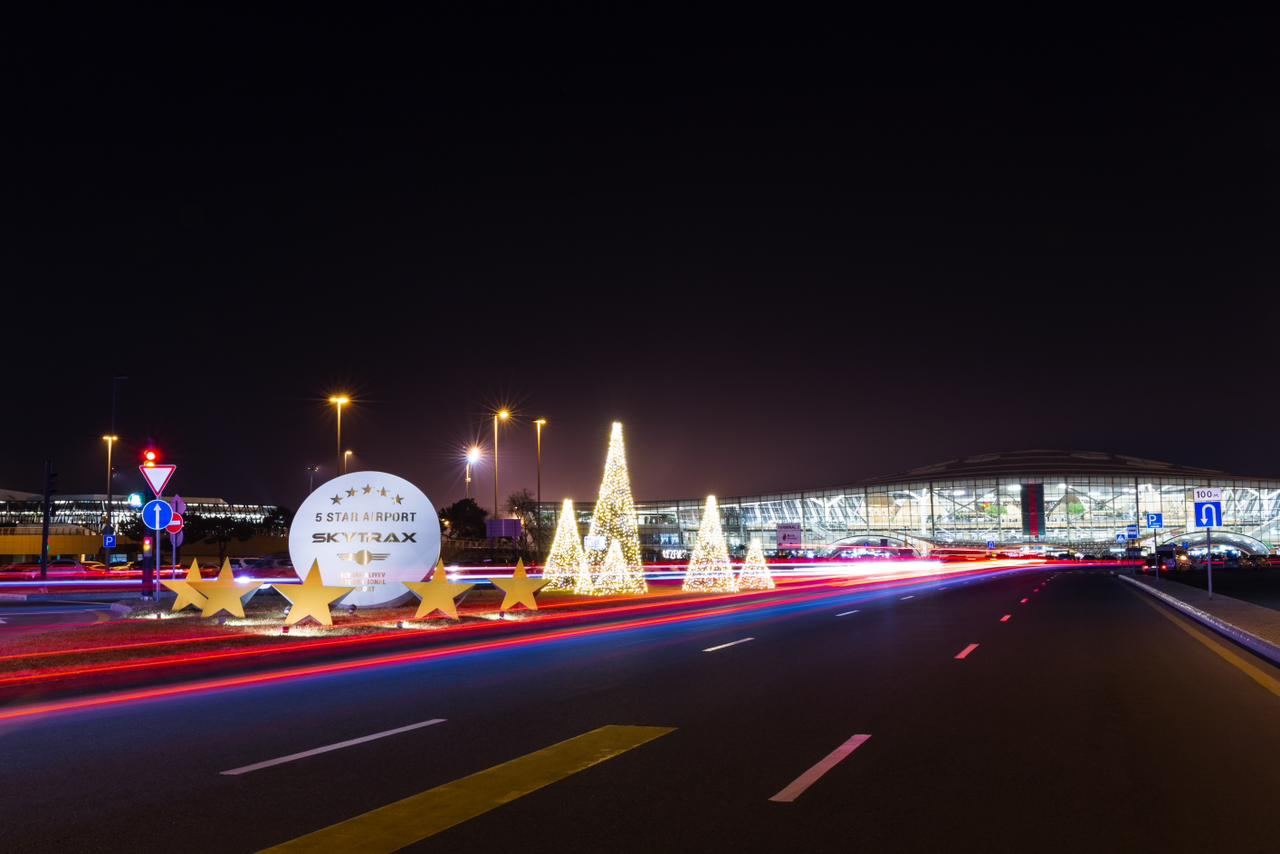 Бакинский аэропорт дарит новогоднее настроение (ФОТО)