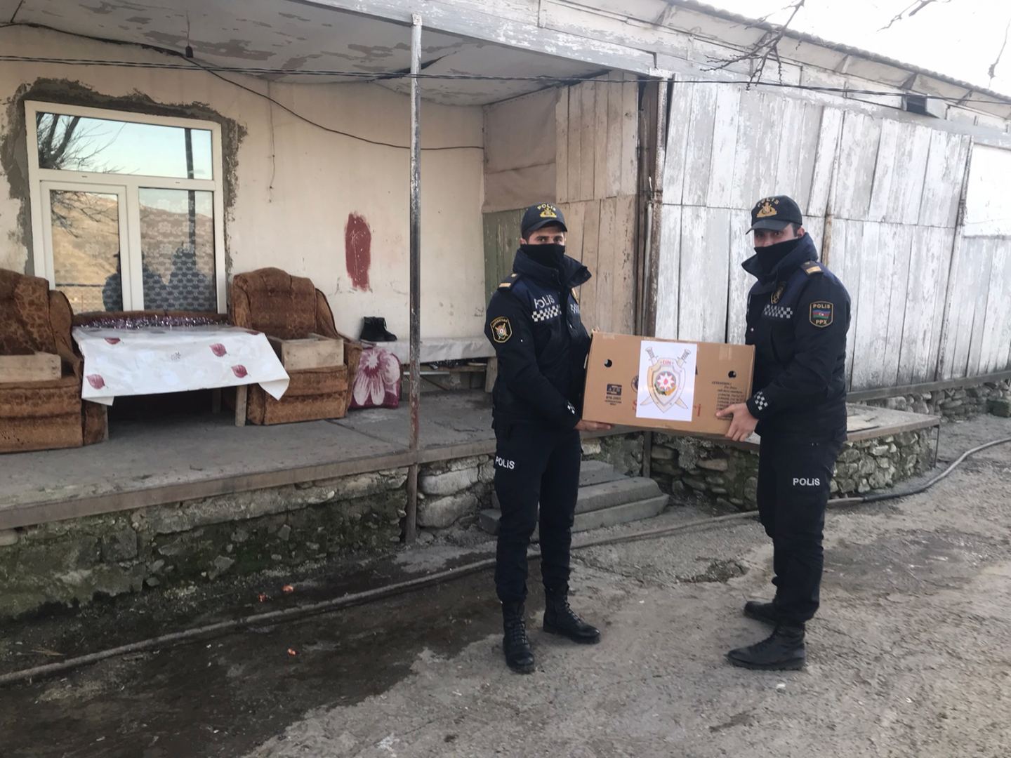 Xızıda polis əməkdaşları şəhid hərbi qulluqçuların ailələrini ziyarət ediblər (FOTO)