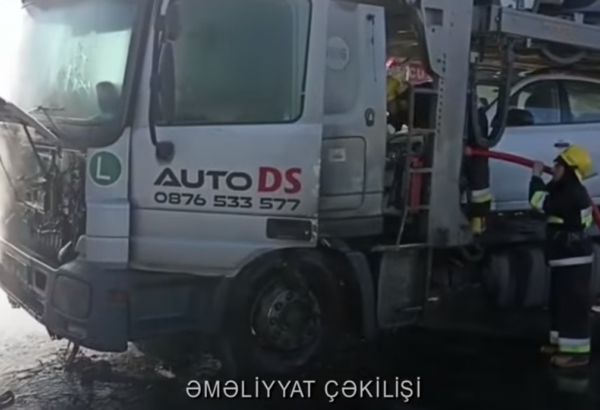 Kürdəmirdə qoşqusunda 8 avtomobil olan yük maşını yanıb (VİDEO)