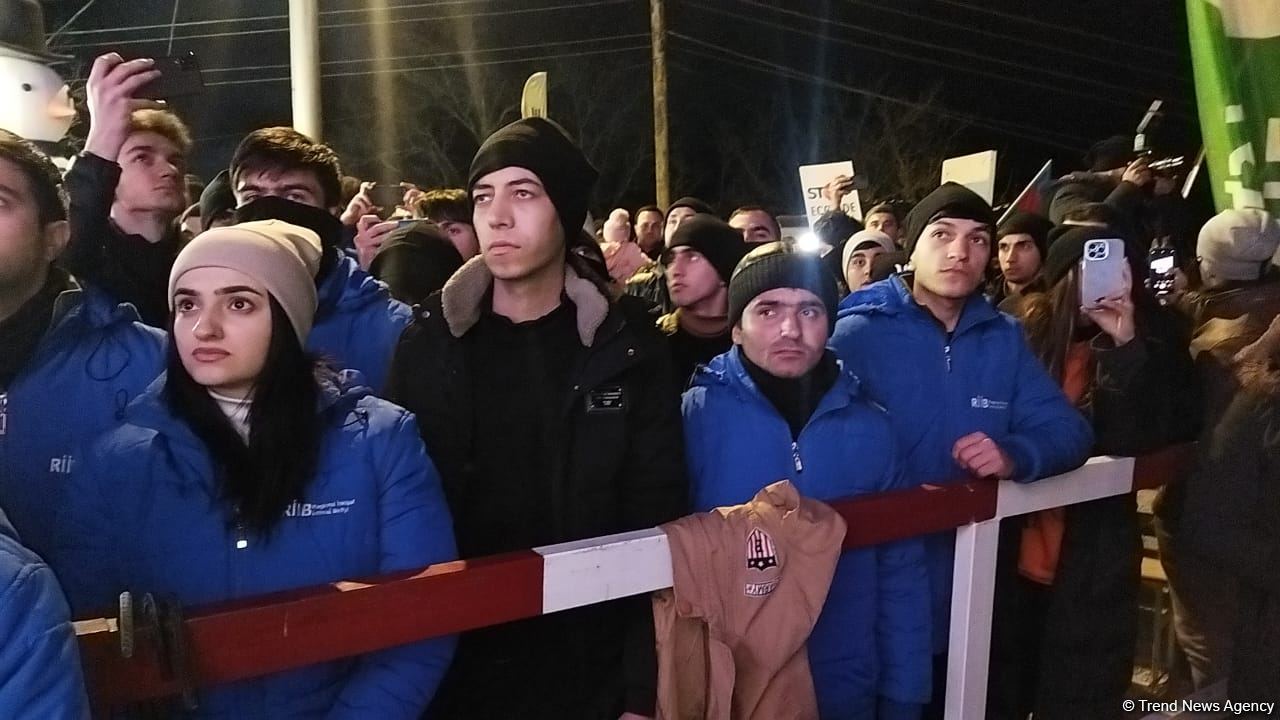 Aksiya iştirakçıları Prezident İlham Əliyevin xalqa müraciətini izləyiblər (FOTO)