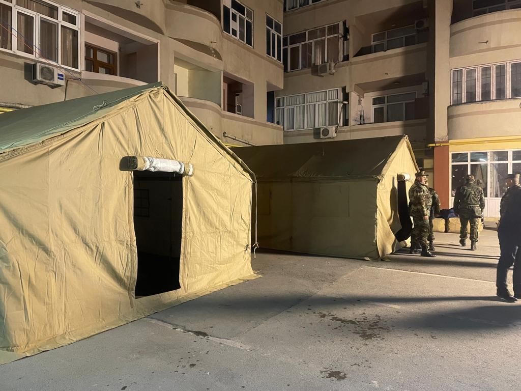 В Баку установлены палатки для жителей здания, где произошел взрыв (ФОТО/ВИДЕО)