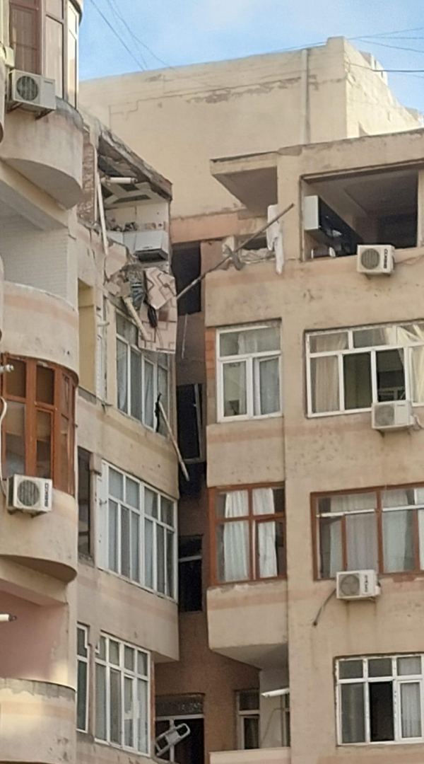 В Баку при взрыве в многоэтажном здании погиб человек