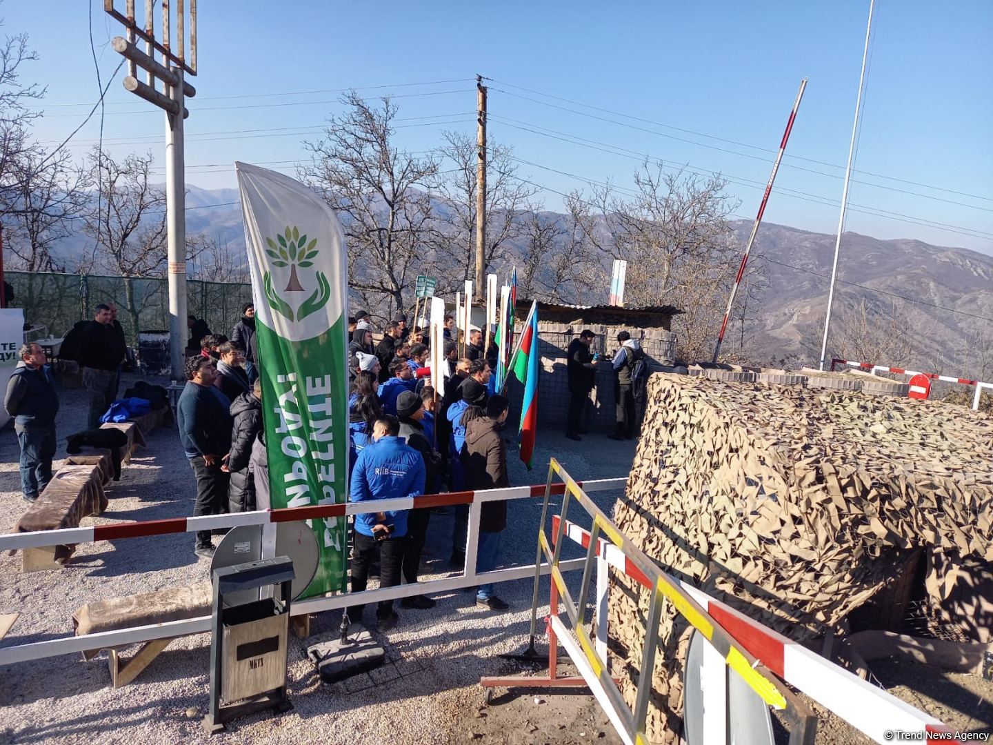 Sülhməramlılara aid daha iki təminat maşını Laçın yolundan keçib (FOTO)