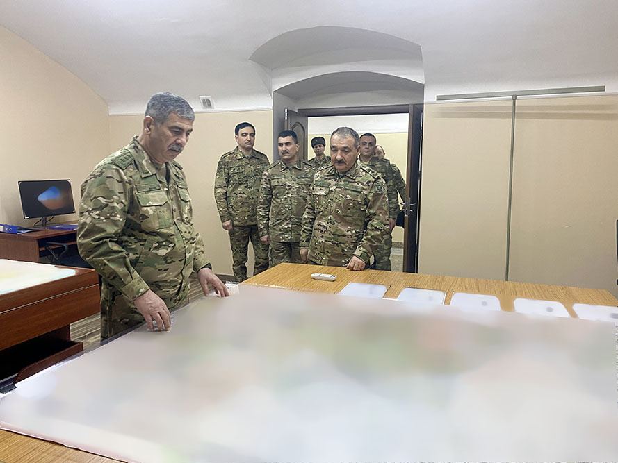 Министр обороны Азербайджана побывал в штабе Сухопутных войск (ФОТО)