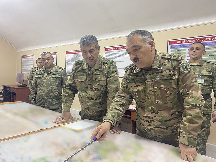 Министр обороны Азербайджана побывал в штабе Сухопутных войск (ФОТО)