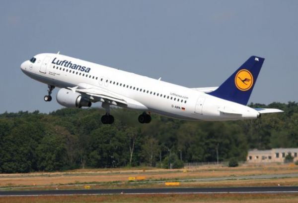 Самолет авиакомпании Lufthansa совершил вынужденную посадку в Баку