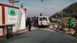По Лачинской дороге беспрепятственно проехали три машины Красного Креста (ФОТО)