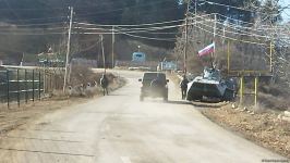 Another passenger car of Russian peacekeepers passes freely along Azerbaijan's Lachin-Khankendi road (PHOTO)