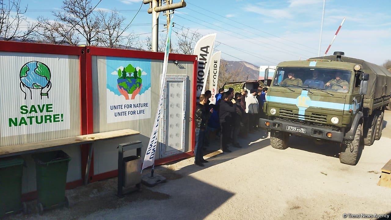 Sülhməramlılara aid 7 avtomobil Laçın yolundan maneəsiz keçib (FOTO)