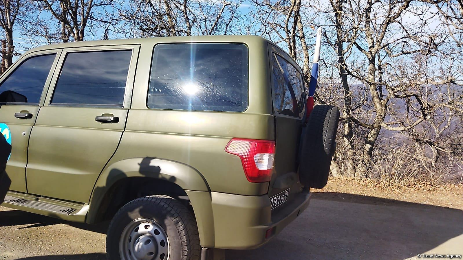 Another passenger car of Russian peacekeepers passes freely along Azerbaijan's Lachin-Khankendi road (PHOTO)