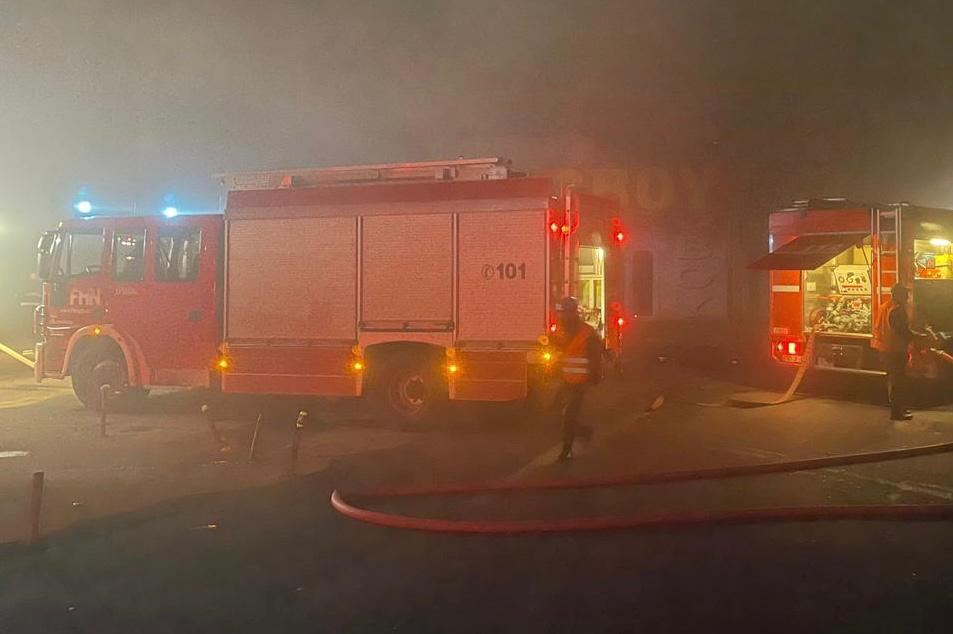 Продолжается тушение пожара, вспыхнувшего в ТЦ "Садарак" в Баку (ФОТО/ВИДЕО) (Обновлено)