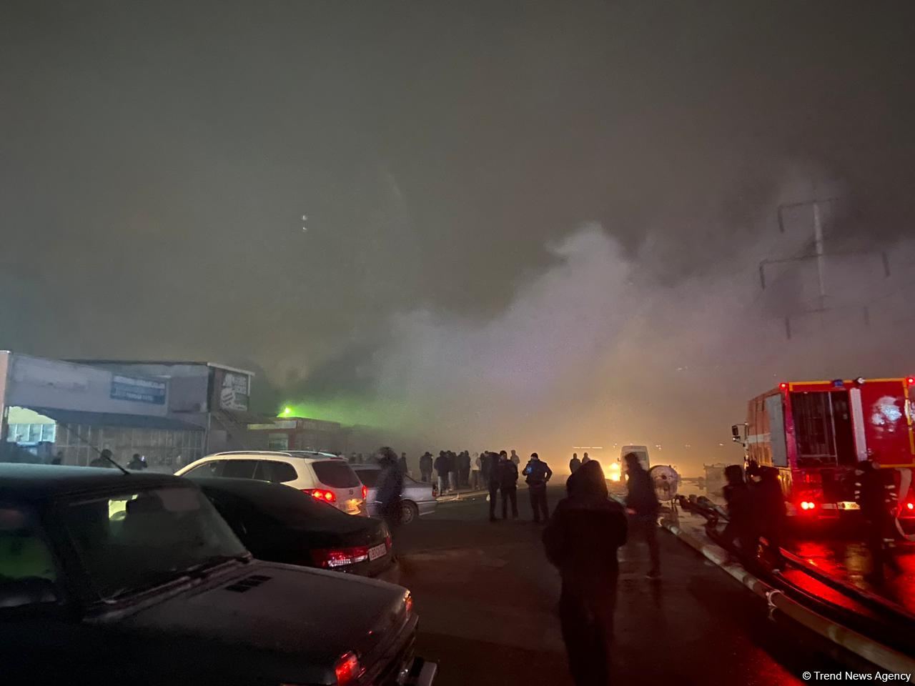 Продолжается тушение пожара, вспыхнувшего в ТЦ "Садарак" в Баку (ФОТО/ВИДЕО) (Обновлено)