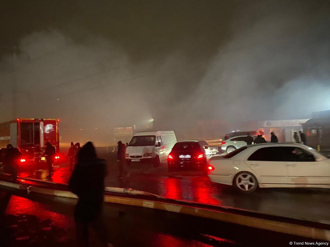 Продолжается тушение пожара, вспыхнувшего в ТЦ "Садарак" в Баку (ФОТО/ВИДЕО) (Обновлено)