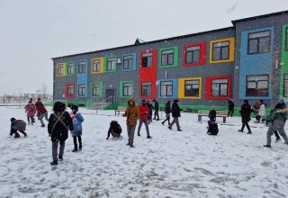 В Агалы школьники радуются первому снегу (ФОТО)