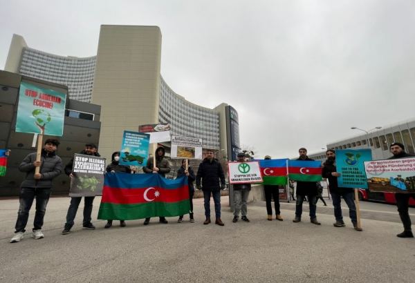 Azerbaijani diaspora activists peacefully protesting against Armenian eco-terrorism in front of UN office in Vienna (PHOTO)