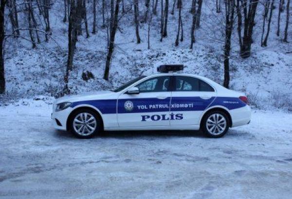 Дорожная полиция Азербайджана обратилась к водителям в связи с трудностями на дорогах, вызванными снежной погодой