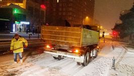 Бакинские улицы расчищают от снега (ФОТО)