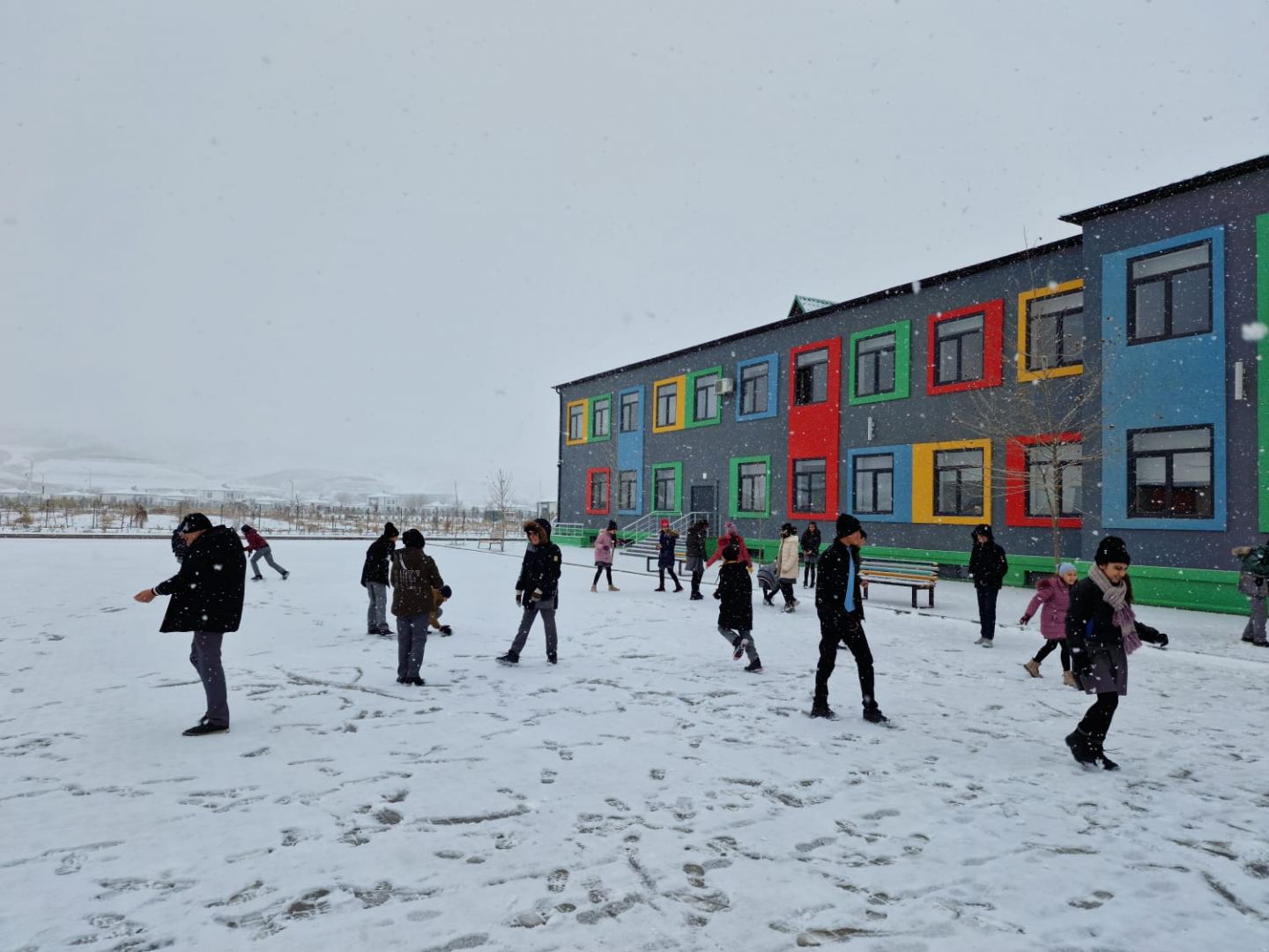 В Агалы школьники радуются первому снегу (ФОТО)