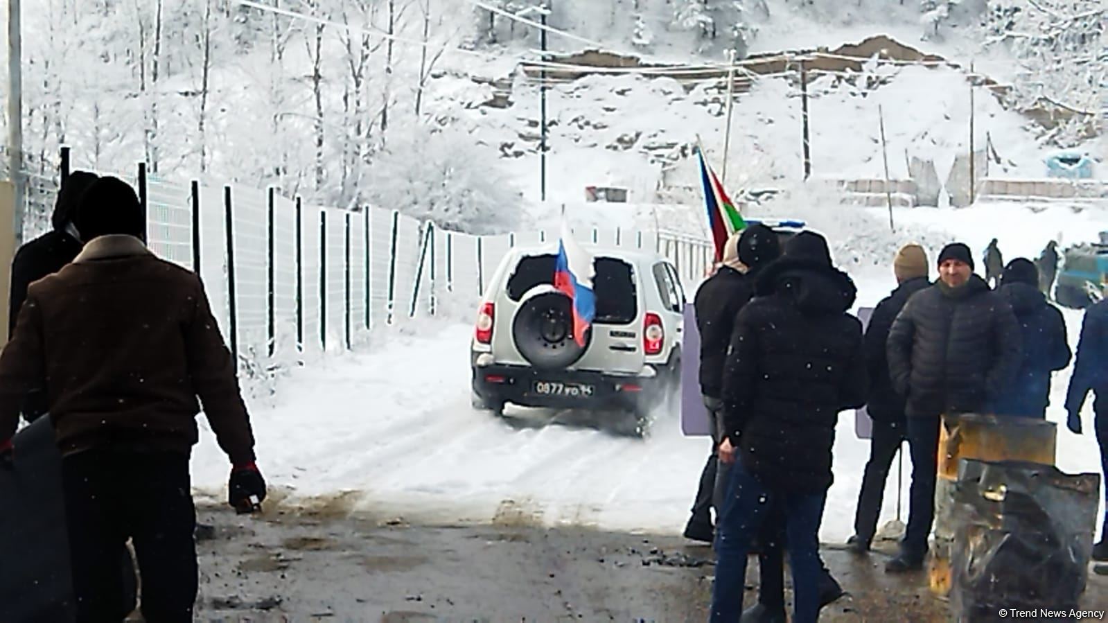 Sülhməramlılara aid 2 avtomobil Laçın yolundan maneəsiz keçib (FOTO)