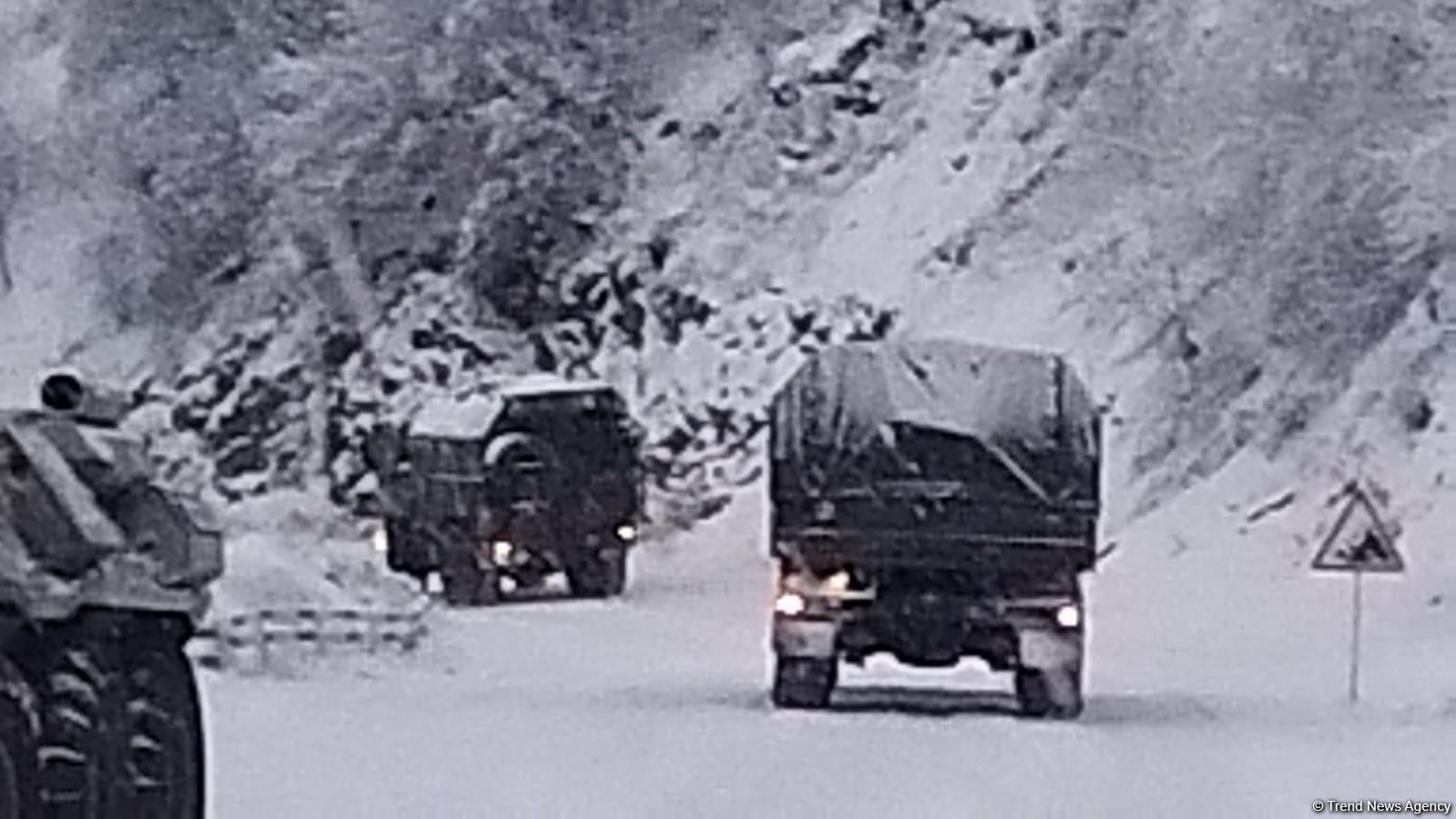 По Лачинской дороге беспрепятственно проехали еще два грузовых автомобиля миротворцев  (ФОТО)