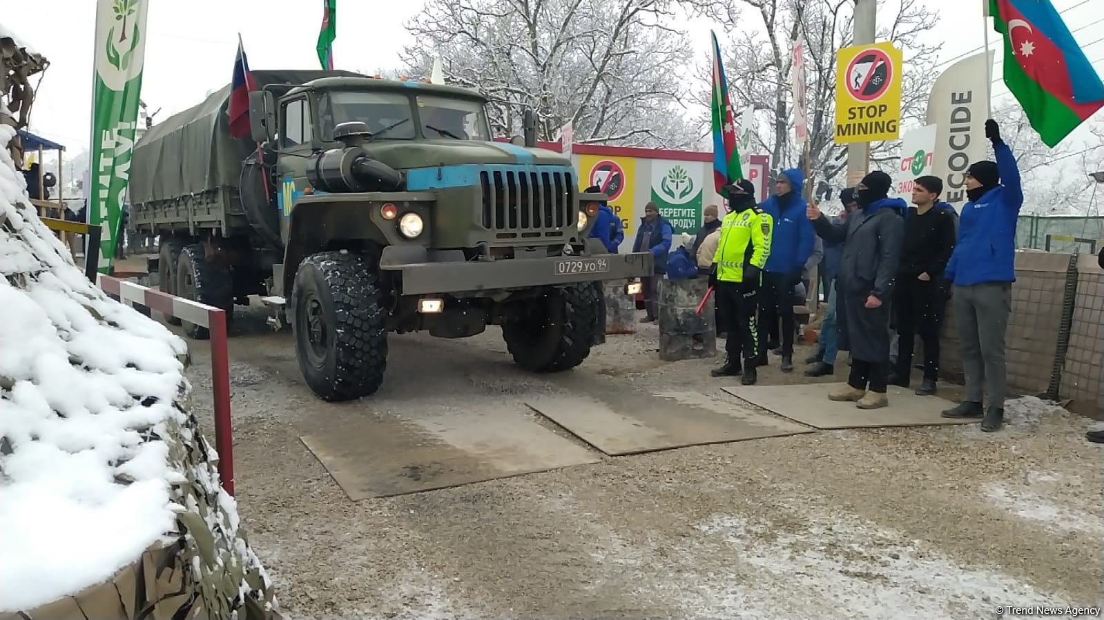 По Лачинской дороге беспрепятственно проехали еще 10 грузовых автомашин РМК  (ФОТО)