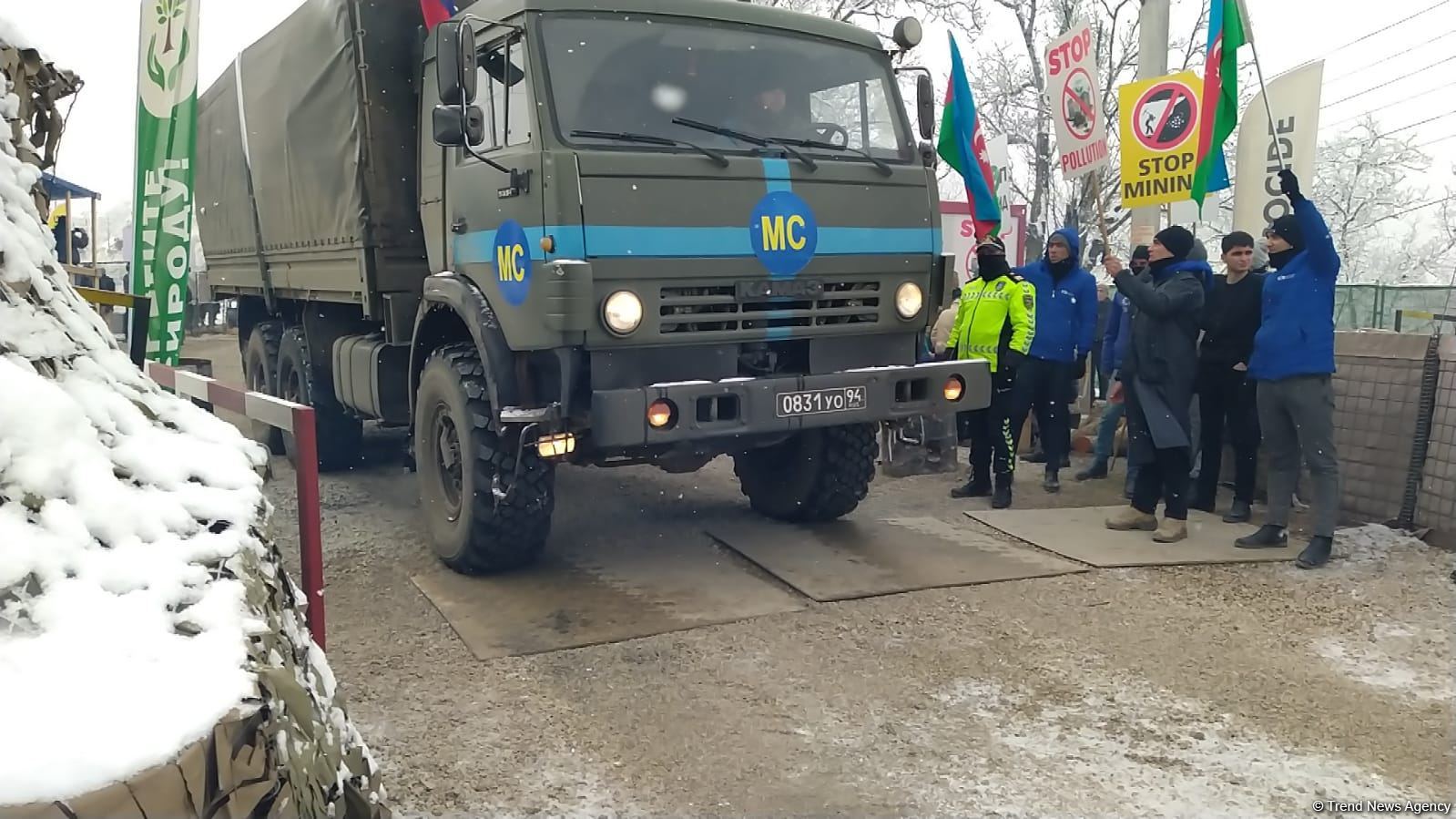 По Лачинской дороге беспрепятственно проехали 20 грузовых машин РМК (ФОТО)