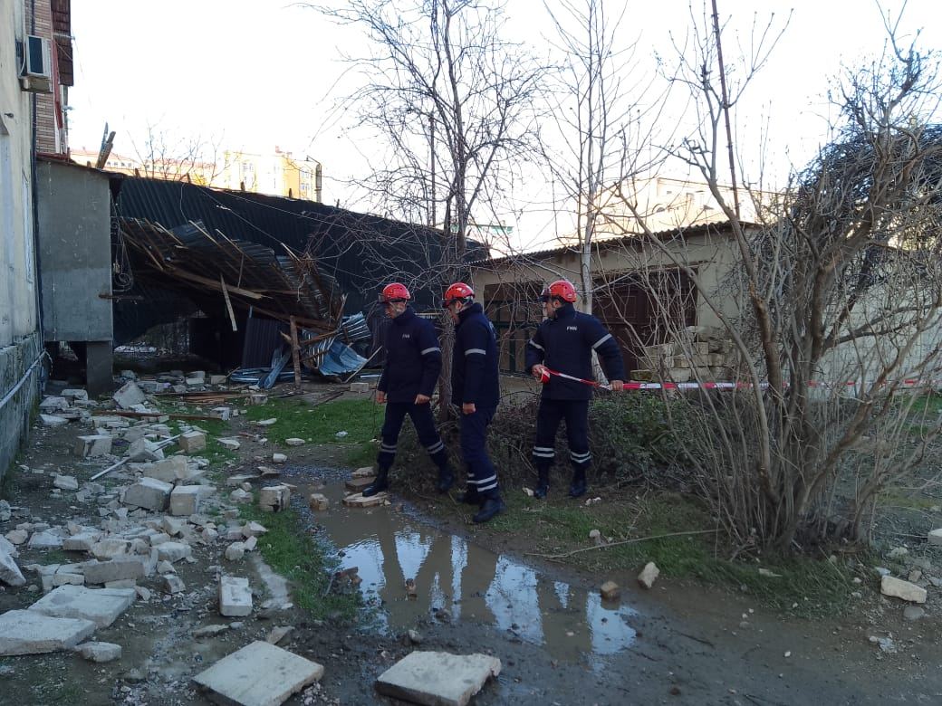 В Хачмазе сильный ветер сорвал крышу жилого дома (ФОТО)