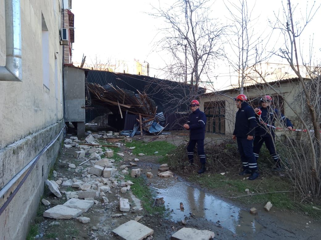 В Хачмазе сильный ветер сорвал крышу жилого дома (ФОТО)