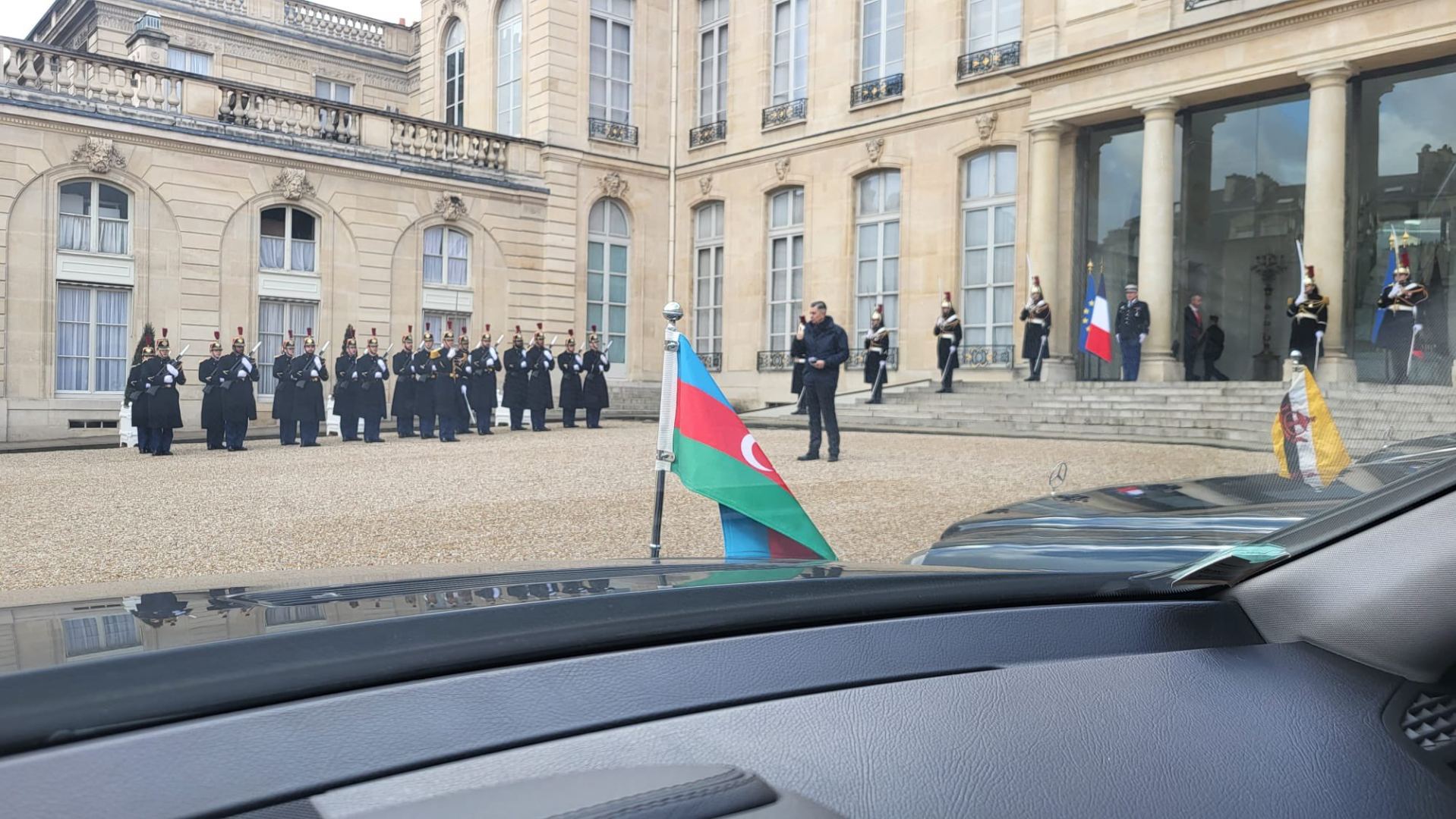Azerbaijani ambassador presents credentials to French president (PHOTO/VIDEO)
