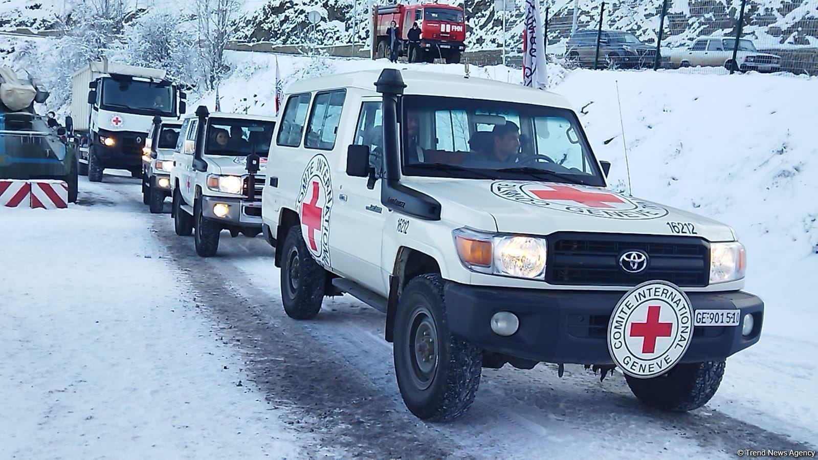 По Лачинской дороге беспрепятственно проехали автомашины Красного Креста (ФОТО)