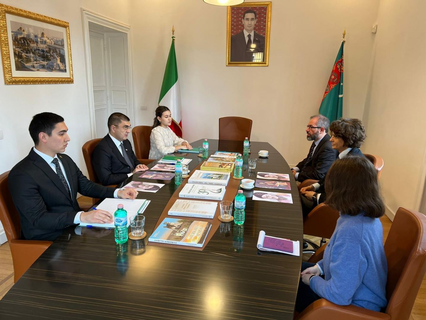 Посол Туркменистана Тойли Комеков встретился с генеральным директором издательского дома «Сандро Тети» (ФОТО)
